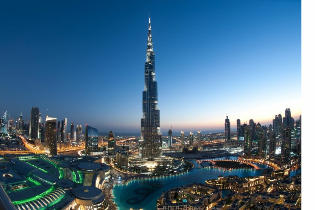 Un touriste britannique se fait passer pour un grutier alors qu&rsquo;il se balance d&rsquo;une seule main à 1 200 pieds au-dessus de Dubaï !