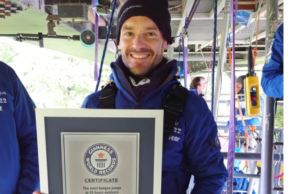 Un nouveau record du monde est établi par un Français qui a sauté 765 fois en 24 heures à l&rsquo;élastique !