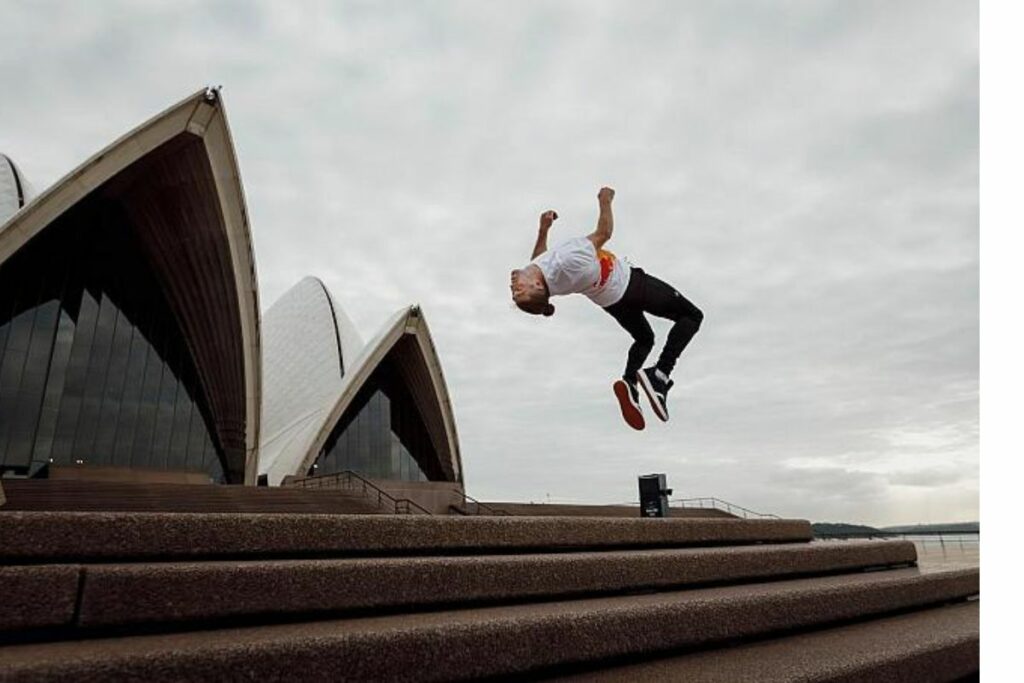 Découvrez les vues de ce freerunner époustouflantes lorsqu&rsquo;il escalade l&rsquo;Opéra de Sydney !