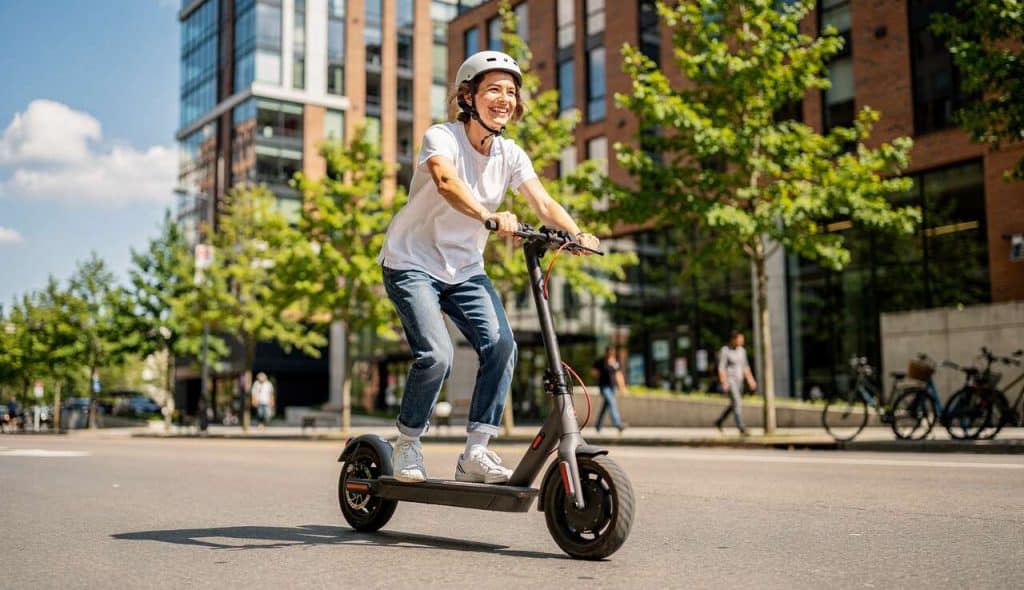 Différences entre trottinette à assistance électrique et 100% électrique
