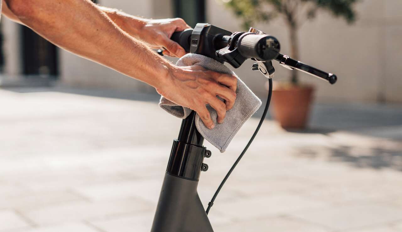 Nettoyer la trottinette : l'importance d'un entretien r&eacute;gulier