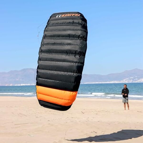 Découvrez notre analyse détaillée du test de l'aile de kitesurf Wolkenstürmer Paraflex Trainer 2.3 : performance, maniabilité et design orange fluo exceptionnel pour débutants et amateurs de sensations fortes.