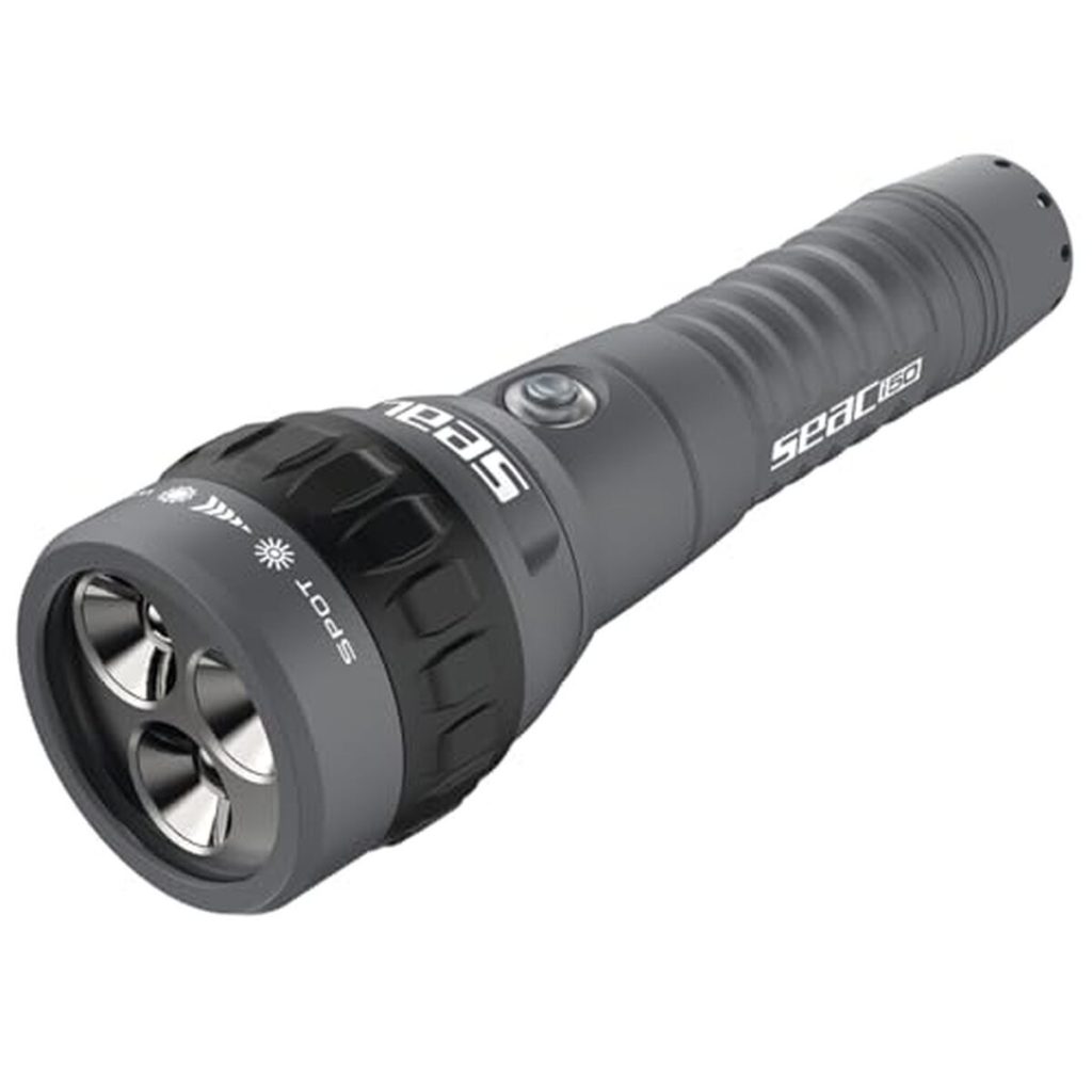 Test : sEAC I50, la lampe de plongée rechargeable magnétique