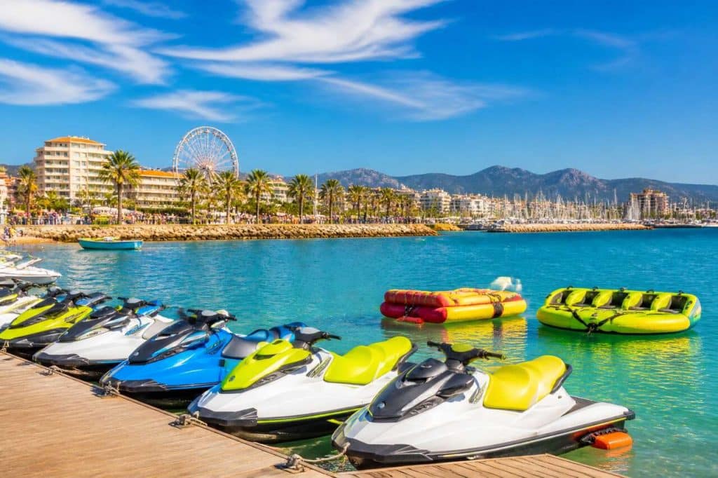 Jet ski ou bouée tractée à Fréjus : quelle activité nautique choisir pour votre famille ?