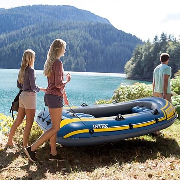 Découvrez notre test détaillé du bateau gonflable Intex Challenger 3 : caractéristiques, performances et avis pour 3 personnes sur l'eau.